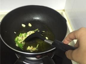 加入葱姜蒜爆香