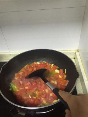 加入食用油、西红柿翻炒2分钟左右，加入少许料酒，少许水炖5分钟，使西红柿出汁。