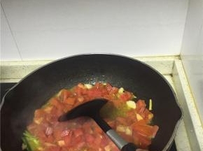加入食用油、西红柿翻炒2分钟左右，加入少许料酒，少许水炖5分钟，使西红柿出汁。