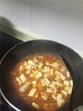 加入老豆腐、鲜酱油、少许盐翻炒入味。