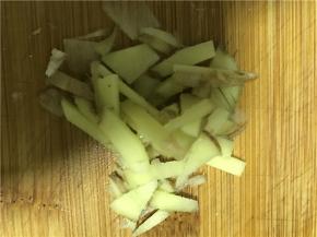 洗好平菇，撕条，将葱姜蒜切丝