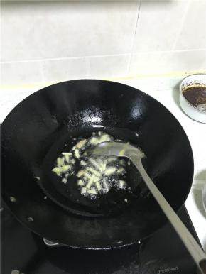 加入食用油、葱姜蒜爆香。