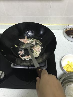 加入猪肉翻炒至变色后加入酱油、料酒、盐煸炒均匀。