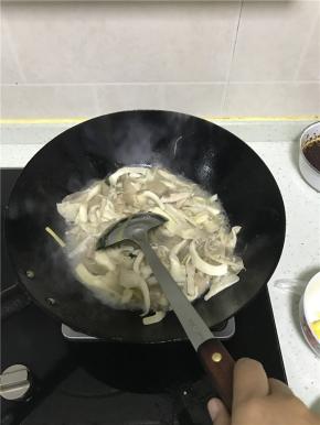加入蘑菇丝中火快速翻炒。