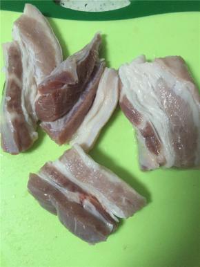 五花肉清洗，可根据个人喜好选择是否去皮，洋葱、青椒切丝，五花肉切丁。