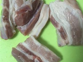 五花肉清洗，可根据个人喜好选择是否去皮，洋葱、青椒切丝，五花肉切丁。