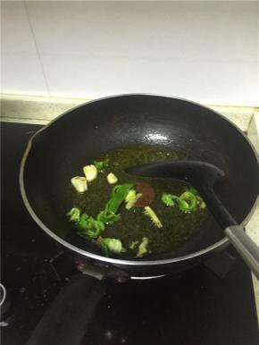 加入葱姜蒜爆香，可加入少许几丝青椒一起爆香。