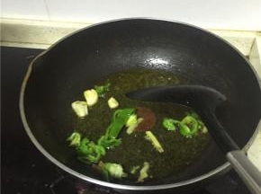 加入葱姜蒜爆香，可加入少许几丝青椒一起爆香。