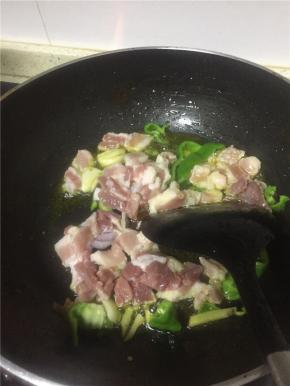 加入食用油、五花肉翻炒2分钟左右，待肉变色时，加入少许料酒、鲜酱油、蚝油、盐，使五花肉入味变色。可依自己口味加入红烧汁。