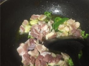 加入食用油、五花肉翻炒2分钟左右，待肉变色时，加入少许料酒、鲜酱油、蚝油、盐，使五花肉入味变色。可依自己口味加入红烧汁。