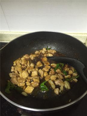 待肉已上色入味，加入洋葱、青椒一起煸炒。