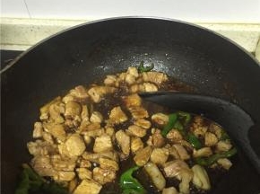 待肉已上色入味，加入洋葱、青椒一起煸炒。