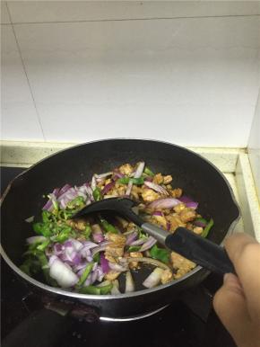 待洋葱炒烂出汁，出锅即可。