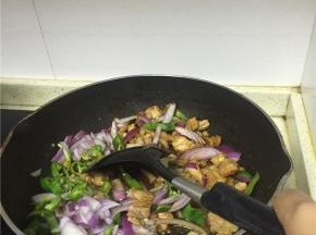 待洋葱炒烂出汁，出锅即可。