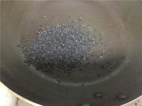 黑芝麻放入锅中煎熟