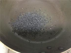 黑芝麻放入锅中煎熟