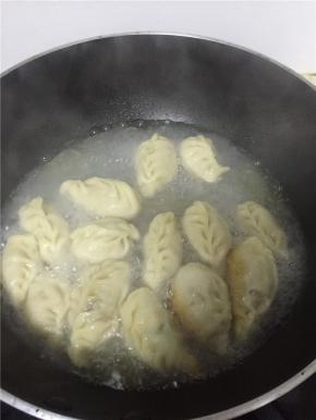 加入清水，没过饺子大半为宜，盖上锅盖炖5分钟，使饺子变熟。