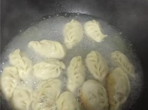 加入清水，没过饺子大半为宜，盖上锅盖炖5分钟，使饺子变熟。