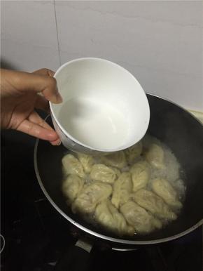 带汤汁差不多蒸完时，加入淀粉水，勾芡。