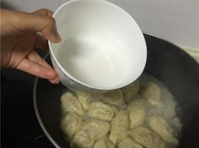 带汤汁差不多蒸完时，加入淀粉水，勾芡。