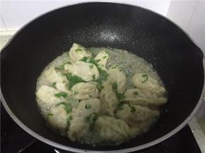 底部淀粉凝固，放入葱花。