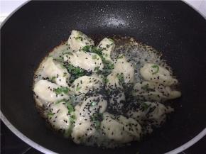 待水彻底烧干，底部变脆，撒上黑芝麻出锅即可。