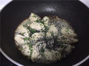 待水彻底烧干，底部变脆，撒上黑芝麻出锅即可。