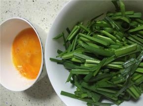 韭菜洗净切段。鸡蛋中加盐 料酒打散。