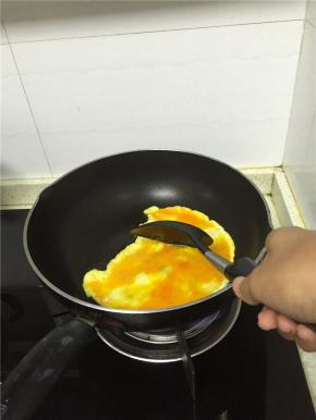 加入食用油，油锅中放蛋液炒熟