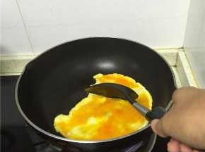 加入食用油，油锅中放蛋液炒熟