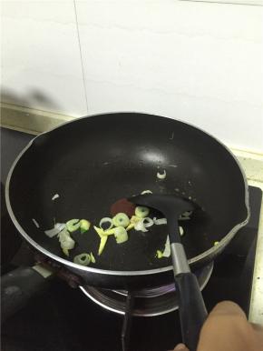 加入葱姜蒜爆香，油锅中下韭菜翻炒。