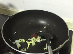 加入葱姜蒜爆香，油锅中下韭菜翻炒。