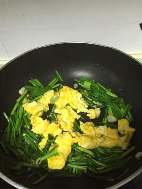 待韭菜变软后倒入鸡蛋。