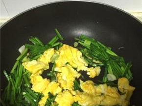 待韭菜变软后倒入鸡蛋。