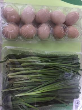 摘洗干净的韭菜、鸡蛋。