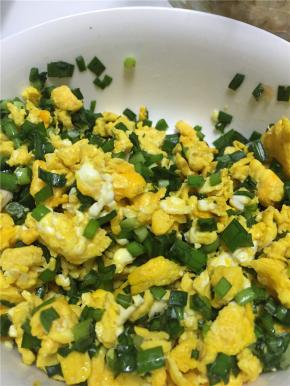 炒锅内放油，把鸡蛋炒散；韭菜切成碎末儿。把韭菜倒入鸡蛋里拌匀，再加入适量盐、香油、葱丝、姜丝拌匀