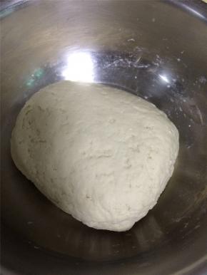 水和面以1：2的比例揉成表面光滑的面团，室温下醒20分钟到半小时。