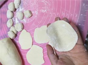 切成大小均匀的面挤子，擀成中间稍厚四周薄的面皮儿。