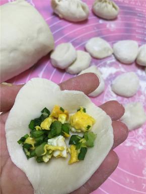  包好的饺子，可以现吃，也可以放冰箱冷冻。