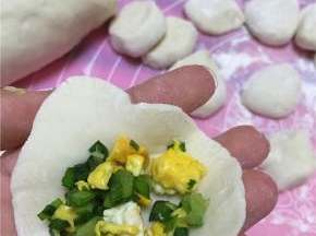  包好的饺子，可以现吃，也可以放冰箱冷冻。