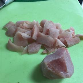 里脊肉顺纹理切成丝，如有时间可以加少许淀粉和生抽腌制。配入一点五花肉增味。