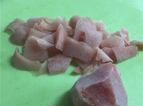 里脊肉顺纹理切成丝，如有时间可以加少许淀粉和生抽腌制。配入一点五花肉增味。