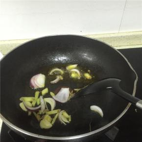 炒锅里加少量食用油，油热后下油热后下姜蒜片、洋葱爆香。