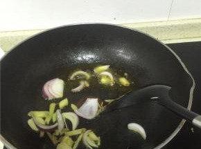 炒锅里加少量食用油，油热后下油热后下姜蒜片、洋葱爆香。