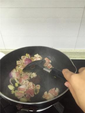 加入里脊肉、五花肉、鲜酱油、少许盐、料酒翻炒入味，不用时间太久，否则肉会显老。