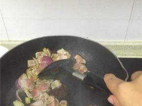 加入里脊肉、五花肉、鲜酱油、少许盐、料酒翻炒入味，不用时间太久，否则肉会显老。