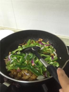 放入青椒，加入蚝油提鲜。
