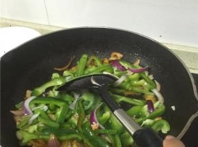 放入青椒，加入蚝油提鲜。