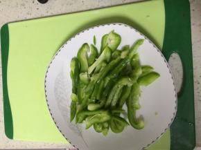 青椒洗净后，去蒂去籽，切成细丝。