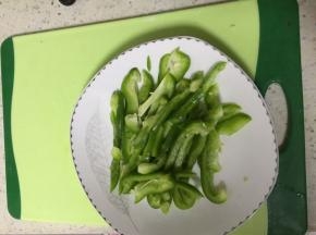 青椒洗净后，去蒂去籽，切成细丝。